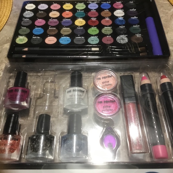 One Direction Tour Make-Up Case with Supplies and Tour City Stickers - Picture 6 of 16